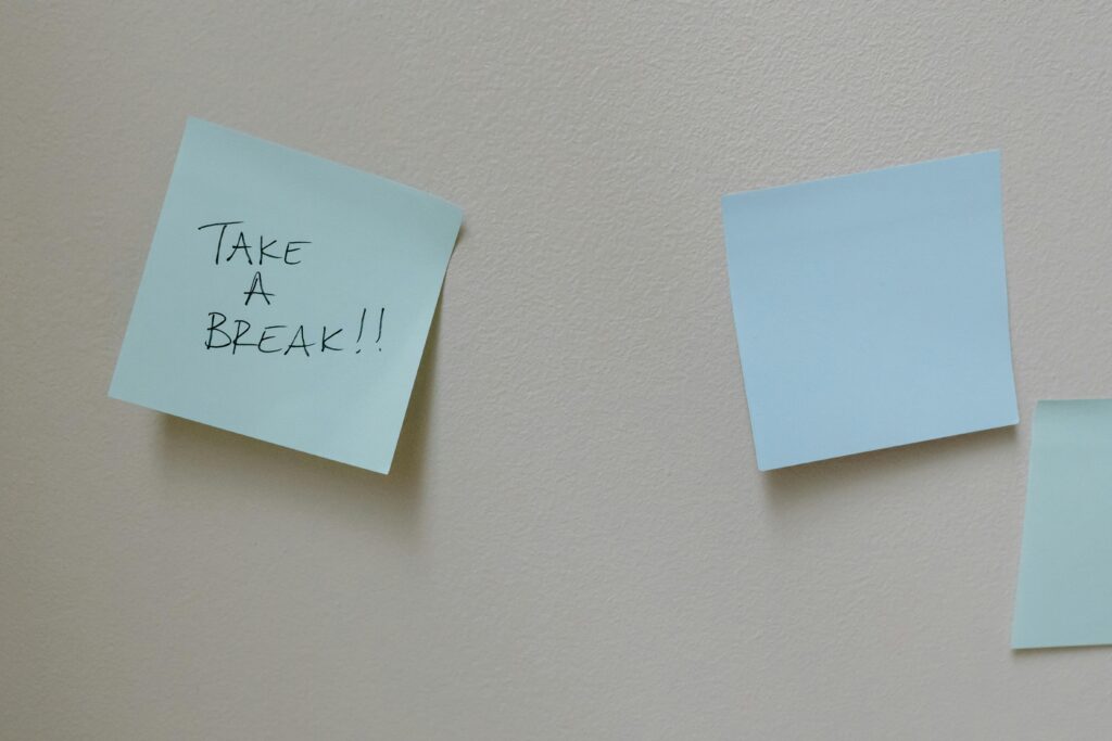 A post it note which says take a break.
